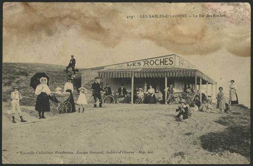 Le bar des Roches, sur la plage (avec des clients).